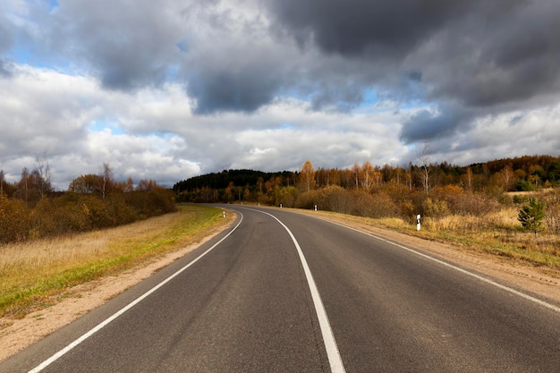 Una strada asfaltata nella stagione autunnale