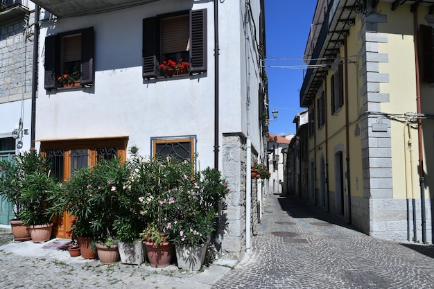 Una strada caratteristica di Agnone, un villaggio medievale della provincia di Isernia in Italia