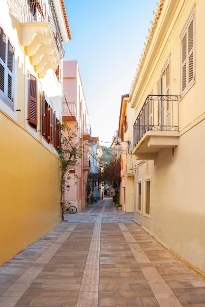 Una strada con belle case antiche nella cittadina turistica di Nafplio nel Peloponneso in Grecia