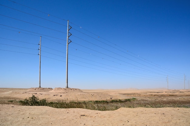 Una strada con linee elettriche sul lato