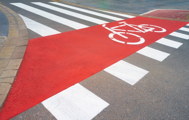 Una strada con strisce pedonali dipinte di fresco e piste ciclabili