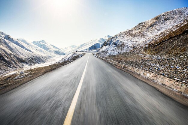 Una strada con tracce di pneumatici sulla collina e il cielo è sfondo blu bellezza natura