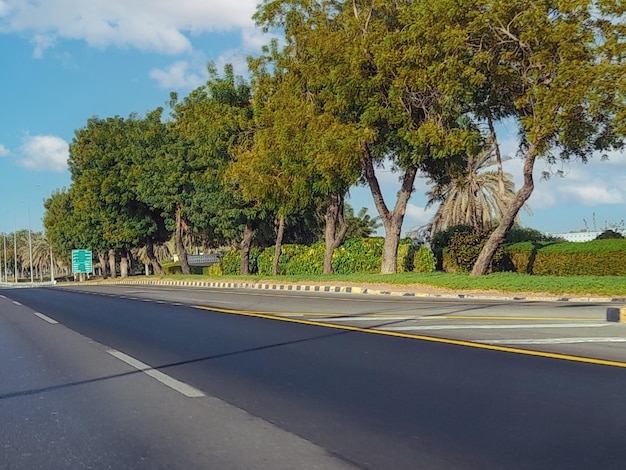 Una strada con un cartello che dice "la strada a destra"