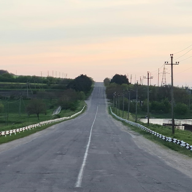 Una strada con un cartello che dice "non c'è nessuno"