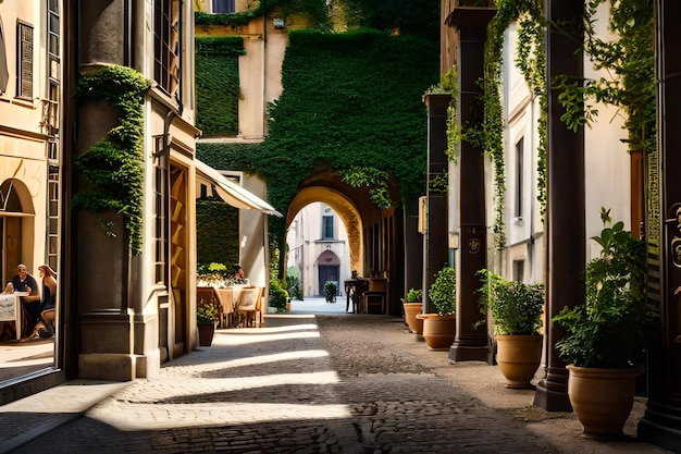 Una strada con un muro verde coperto di viti e un uomo che cammina sullo sfondo.