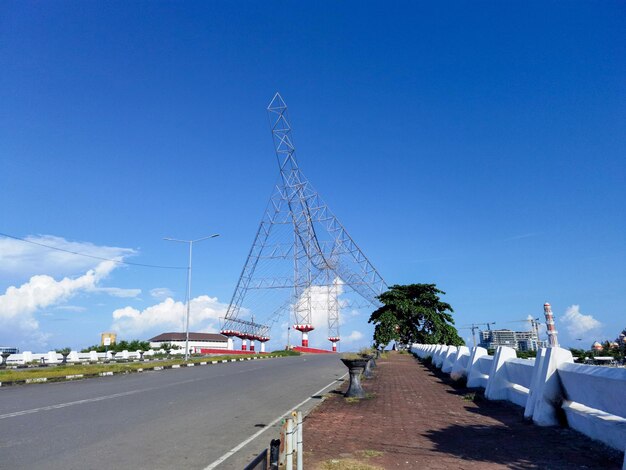 una strada con una grande torre sullo sfondo