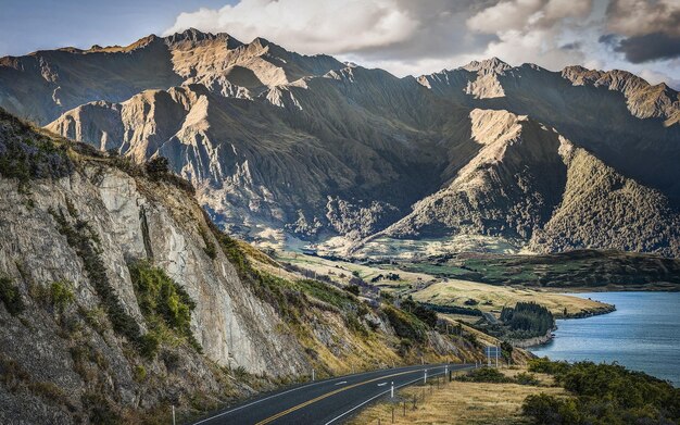 una strada con una montagna sullo sfondo