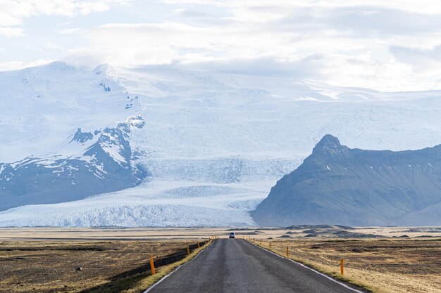 Una strada con una montagna sullo sfondo