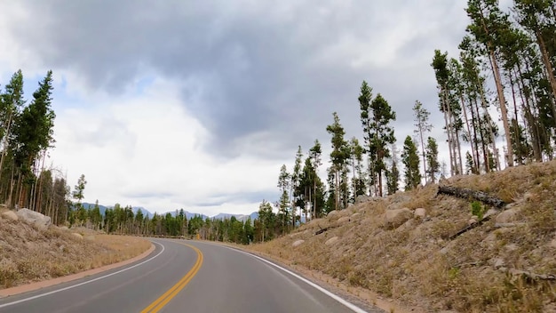 Una strada con una montagna sullo sfondo