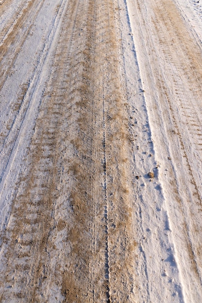 Una strada coperta di neve e ghiaccio per le auto