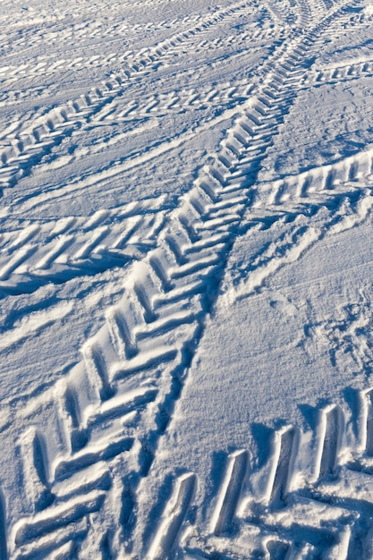 Una strada coperta di neve in inverno