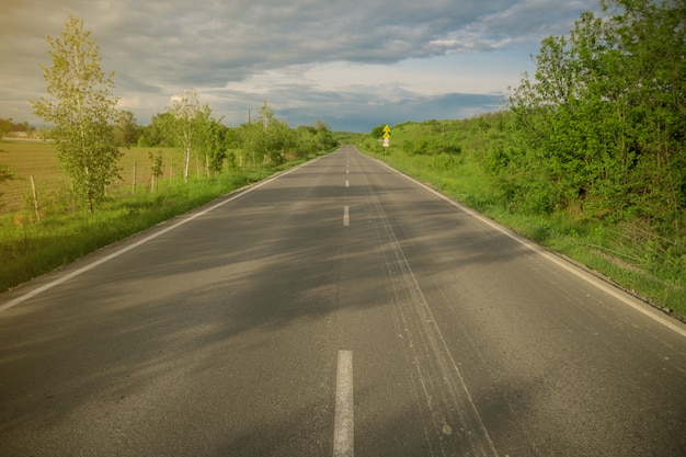 Una strada deserta in splendidi paesaggi durante il tramonto