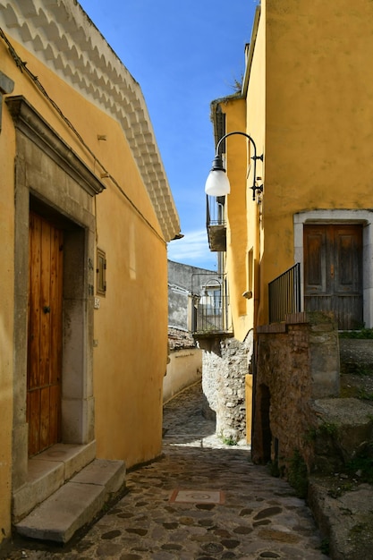 Una strada di Calitri, una pittoresca città di Ca