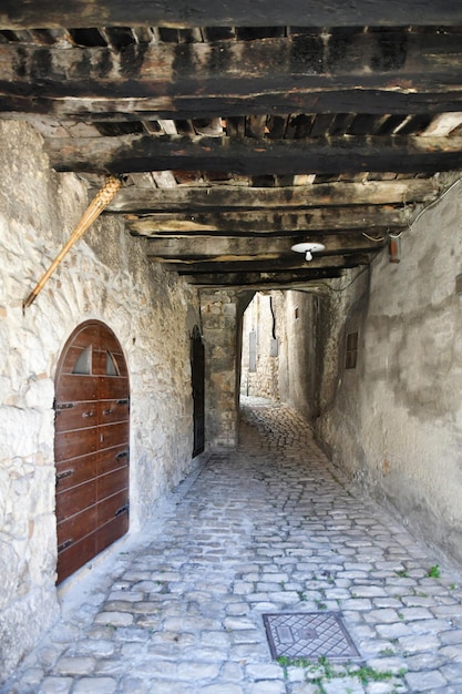 Una strada di Campo di Giove in Abruzzo, Italia