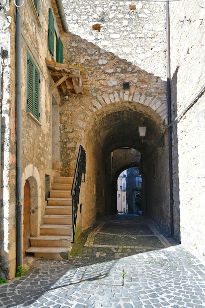 Una strada di Falvaterra, un villaggio medievale del Lazio, in Italia