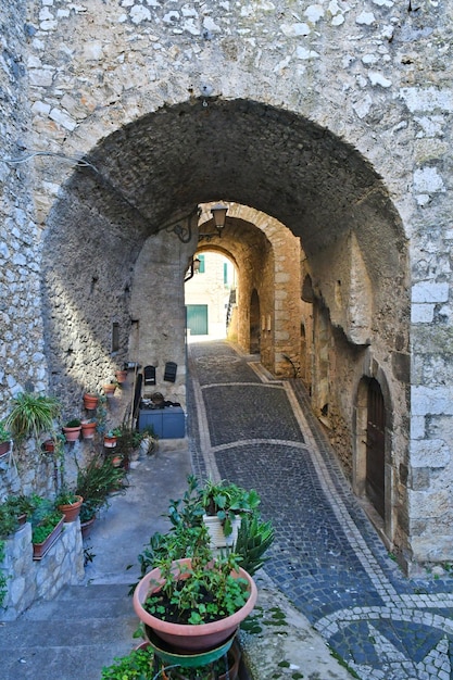 Una strada di Falvaterra, un villaggio medievale del Lazio, in Italia