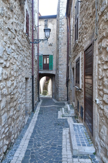 Una strada di Falvaterra, un villaggio medievale del Lazio, in Italia