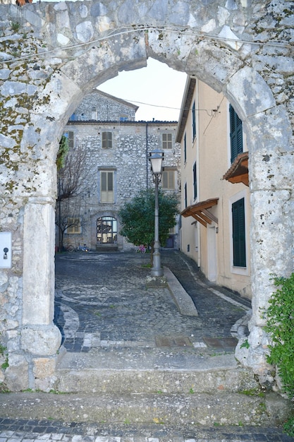 Una strada di Falvaterra, un villaggio medievale del Lazio, in Italia