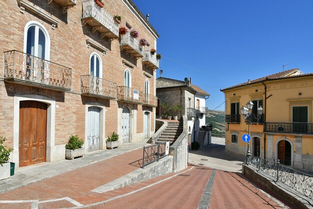 Una strada di Savignano Irpino, un villaggio della Campania, in Italia