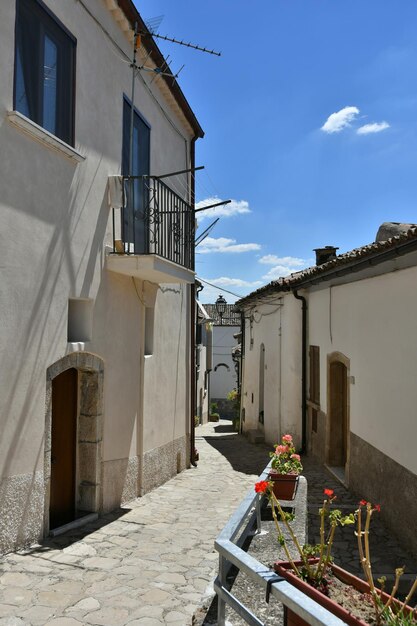 Una strada di Zungoli, un villaggio della Campania, in Italia