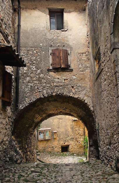 Una strada in un villaggio abbandonato in Italia