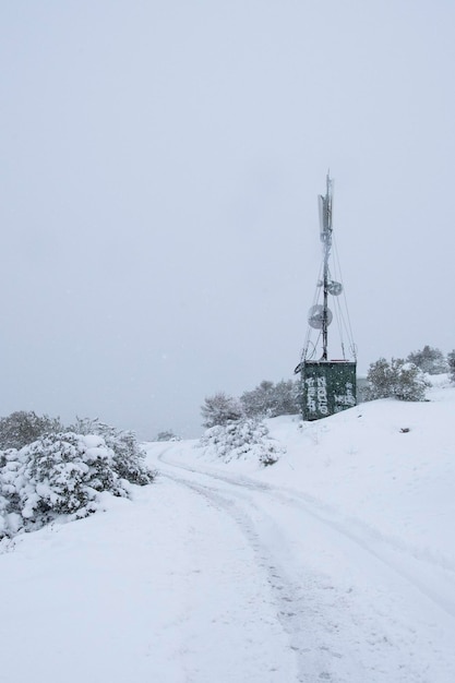 Una strada innevata con antenna