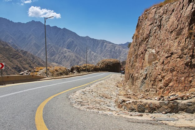 Una strada nel canyon dell'Arabia Saudita