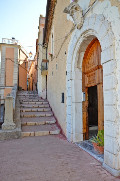 Una strada nel centro storico di Rivello, una città medievale della regione della Basilicata, in Italia