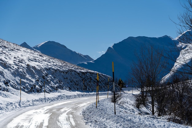 Una strada solitaria nei monti Sibillini Italia