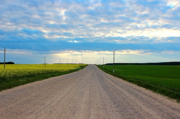 Una strada sterrata della contea