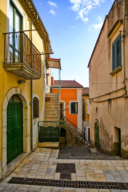 Una strada stretta a Contursi, una vecchia città della provincia di Salerno, in Italia