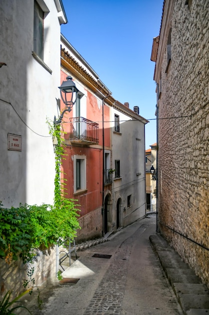 Una strada stretta a Monteroduni, una città medievale della regione italiana del Molise