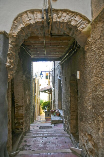 Una strada stretta a Monteroduni, una città medievale della regione italiana del Molise