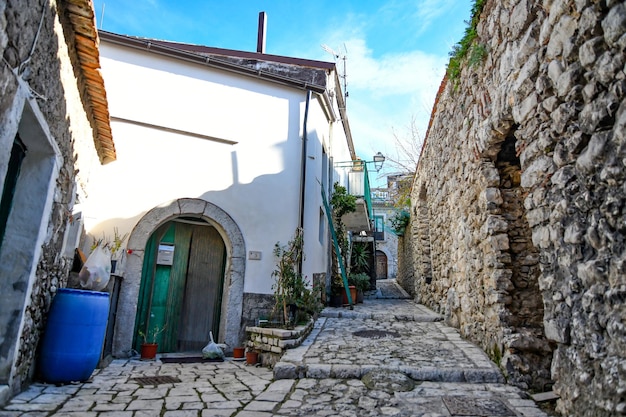 Una strada stretta a Trentinara, un piccolo villaggio della provincia di Salerno, in Italia