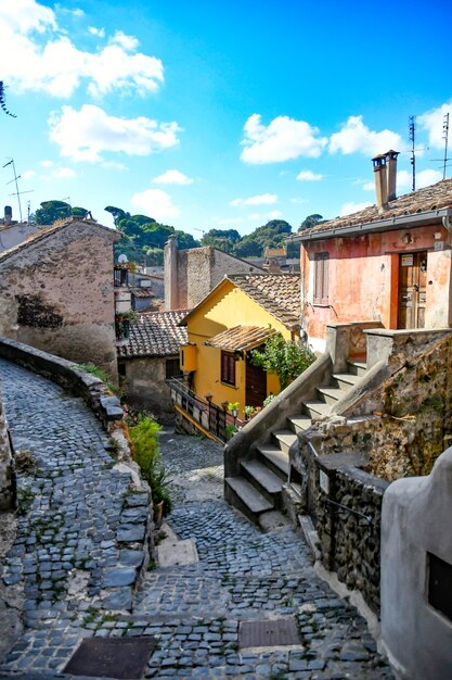 Una strada stretta di Anguillara sabazia, una città vecchia della regione del Lazio in Italia