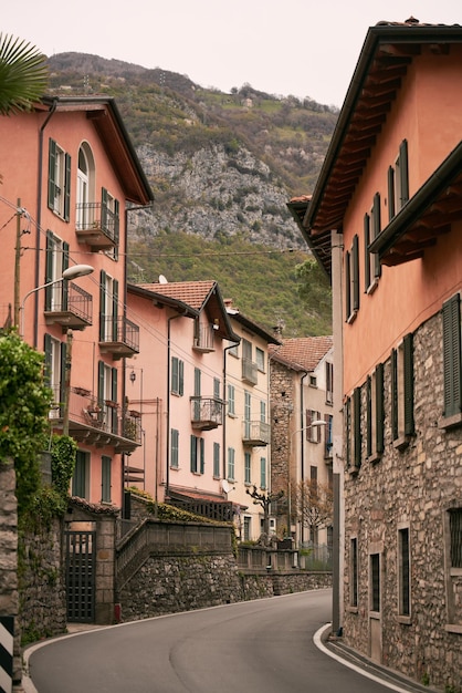 Una strada stretta e storica in Italia con case in pietra Le facciate e le finestre delle case sono varie e colorate
