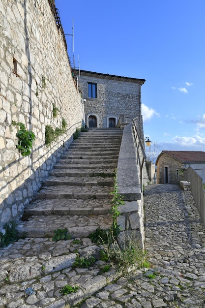 Una strada stretta tra le vecchie case di Gesualdo, un villaggio medievale della Campania in Italia