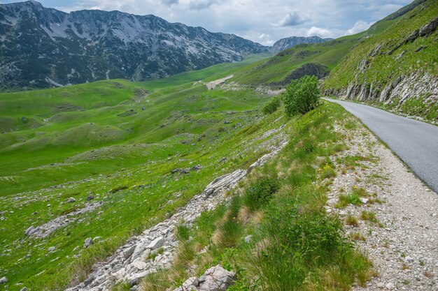 Una strada tortuosa attraversa le pittoresche montagne.