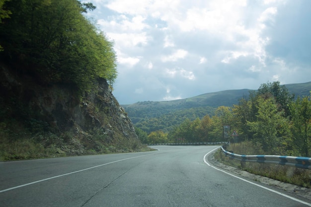 una strada tra le montagne in autunno