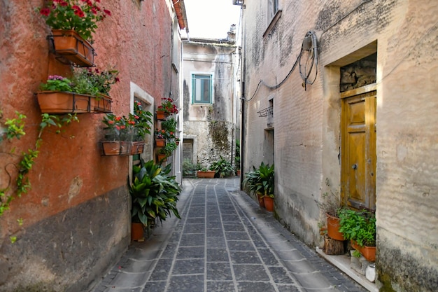 Una strada tra le vecchie case di Teggiano, un villaggio medievale in Campania, in Italia