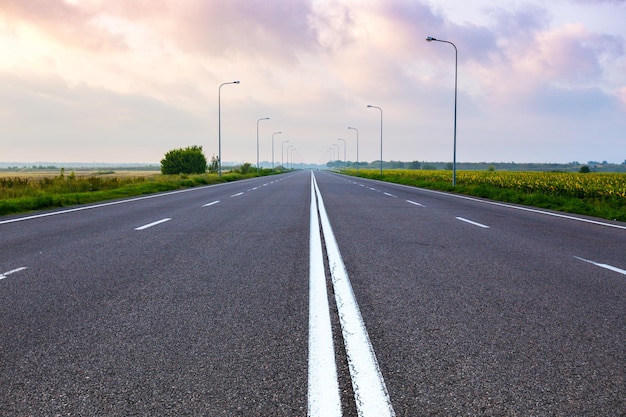 Una strada vuota all'alba