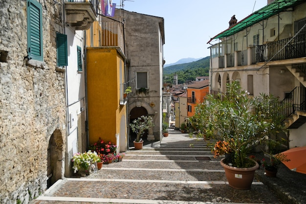 Una stradina di Carpinone, una città medievale della regione italiana del Molise