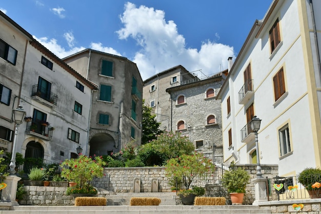 Una stradina di Cusano Mutri, una città medievale della provincia di Benevento, in Italia