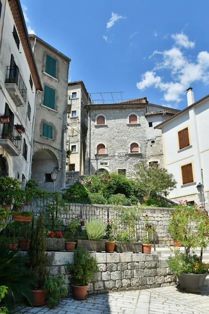 Una stradina di Cusano Mutri, una città medievale della provincia di Benevento, in Italia