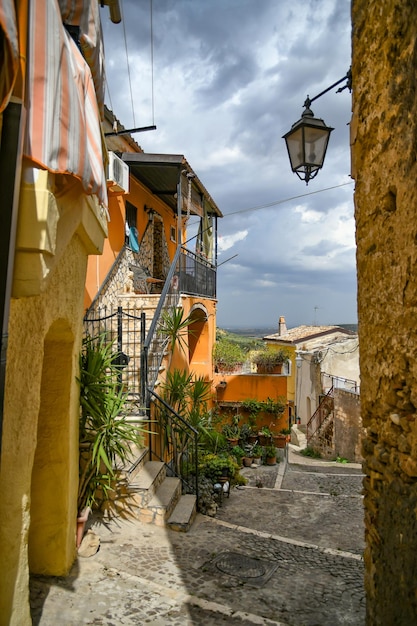 Una stradina di Lavello, una città antica della regione della Basilicata, in Italia