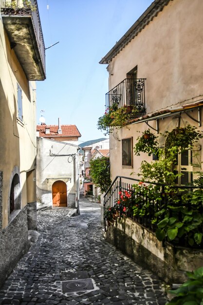 Una stradina di Longano, una città medievale della regione italiana del Molise