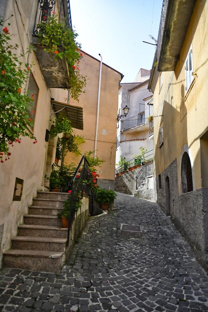 Una stradina di Longano, una città medievale della regione italiana del Molise