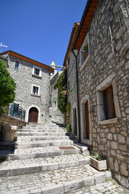 Una stradina di Sepino, un piccolo villaggio della regione italiana del Molise