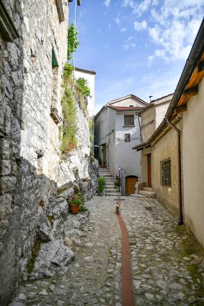 Una stradina stretta tra le vecchie case di Petina, un villaggio della Campania, in Italia