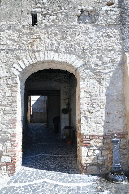 Una stradina stretta tra le vecchie case di Torre Cajetani, una città medievale del Lazio, in Italia